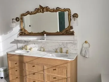 Maatwerk sanitair en tegelwerk in een gerenoveerde badkamer.