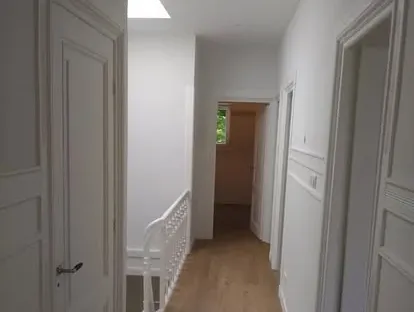 Afgewerkte badkamer na renovatie door KOZ BOUW BV in de regio Den Haag.