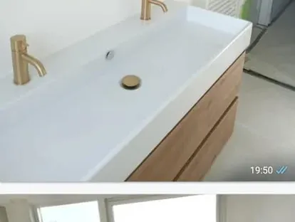 Afgewerkte badkamer na renovatie door KOZ BOUW BV in de regio Den Haag.