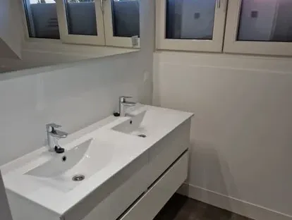Afgewerkte badkamer na renovatie door KOZ BOUW BV in de regio Den Haag.
