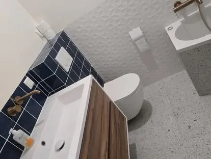 Maatwerk sanitair en tegelwerk in een gerenoveerde badkamer.