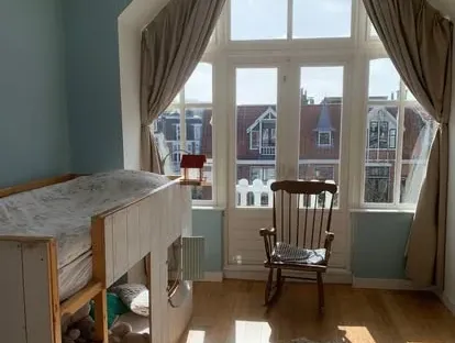 Badkamerrenovatie met zorgvuldig afgestemd sanitair, tegelwerk en verlichting.