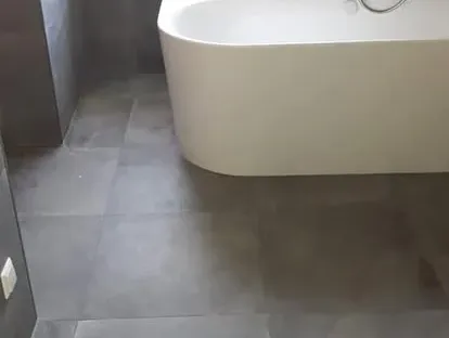 Badkamerrenovatie met zorgvuldig afgestemd sanitair, tegelwerk en verlichting.