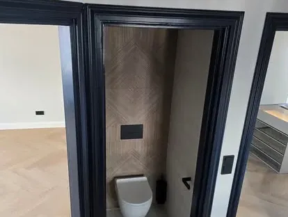 Maatwerk sanitair en tegelwerk in een gerenoveerde badkamer.