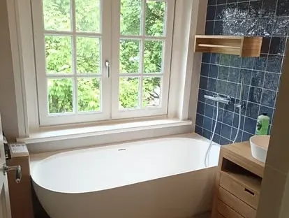 Afgewerkte badkamer na renovatie door KOZ BOUW BV in de regio Den Haag.
