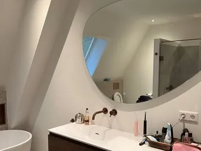 Maatwerk sanitair en tegelwerk in een gerenoveerde badkamer.