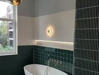 Afgewerkte badkamer na renovatie door KOZ BOUW BV in de regio Den Haag.