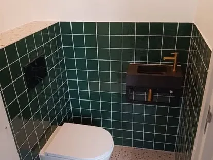 Afgewerkte badkamer na renovatie door KOZ BOUW BV in de regio Den Haag.
