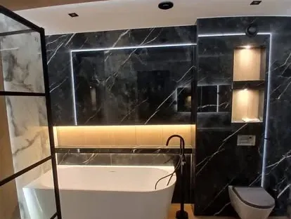 Maatwerk sanitair en tegelwerk in een gerenoveerde badkamer.