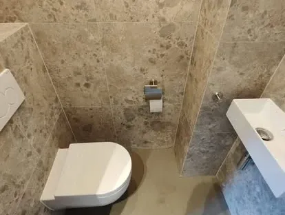 Afgewerkte badkamer na renovatie door KOZ BOUW BV in de regio Den Haag.