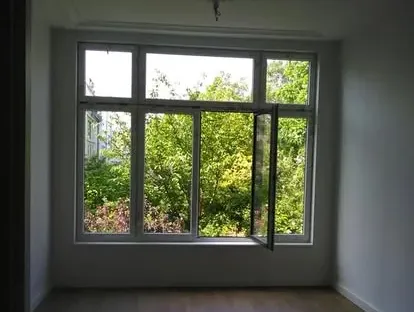 Badkamerrenovatie met zorgvuldig afgestemd sanitair, tegelwerk en verlichting.
