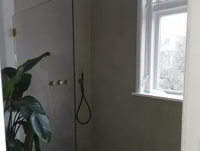 Badkamerrenovatie met zorgvuldig afgestemd sanitair, tegelwerk en verlichting.