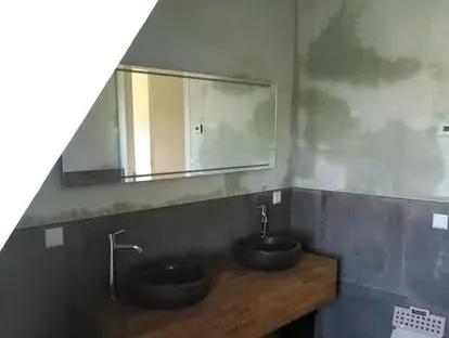 Afgewerkte badkamer na renovatie door KOZ BOUW BV in de regio Den Haag.
