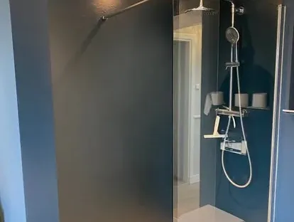 Afgewerkte badkamer na renovatie door KOZ BOUW BV in de regio Den Haag.