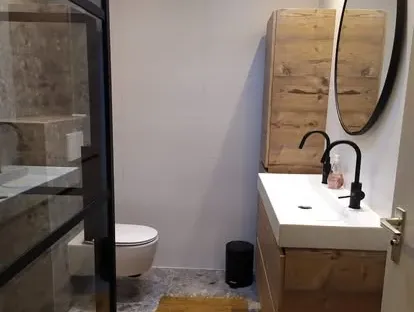 Maatwerk sanitair en tegelwerk in een gerenoveerde badkamer.