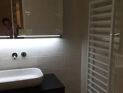 Afgewerkte badkamer na renovatie door KOZ BOUW BV in de regio Den Haag.