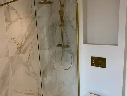 Maatwerk sanitair en tegelwerk in een gerenoveerde badkamer.