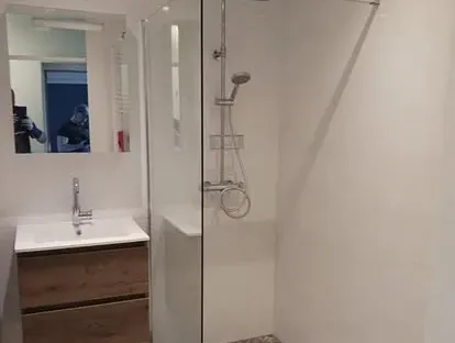 Afgewerkte badkamer na renovatie door KOZ BOUW BV in de regio Den Haag.