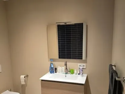 Badkamerrenovatie met zorgvuldig afgestemd sanitair, tegelwerk en verlichting.