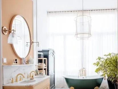 Badkamerrenovatie met zorgvuldig afgestemd sanitair, tegelwerk en verlichting.