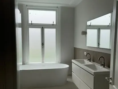 Afgewerkte badkamer na renovatie door KOZ BOUW BV in de regio Den Haag.