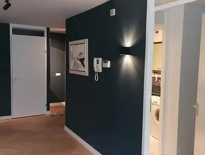 Maatwerk sanitair en tegelwerk in een gerenoveerde badkamer.