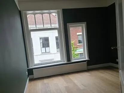 Badkamerrenovatie met zorgvuldig afgestemd sanitair, tegelwerk en verlichting.