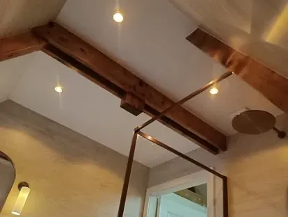 Maatwerk sanitair en tegelwerk in een gerenoveerde badkamer.