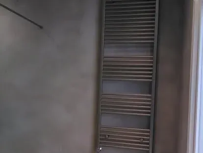 Maatwerk sanitair en tegelwerk in een gerenoveerde badkamer.