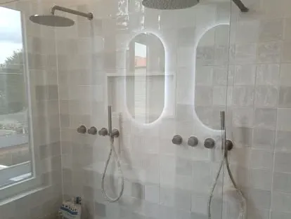Afgewerkte badkamer na renovatie door KOZ BOUW BV in de regio Den Haag.