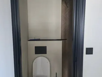 Badkamerrenovatie met zorgvuldig afgestemd sanitair, tegelwerk en verlichting.