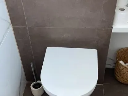 Maatwerk sanitair en tegelwerk in een gerenoveerde badkamer.