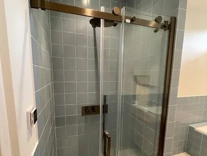 Maatwerk sanitair en tegelwerk in een gerenoveerde badkamer.