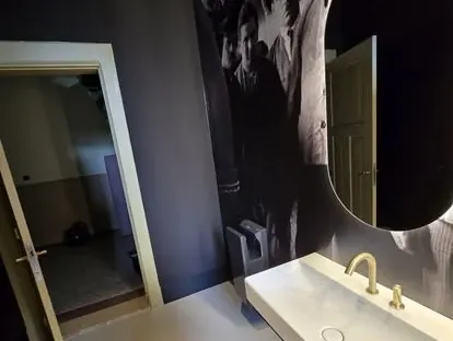 Badkamerrenovatie met zorgvuldig afgestemd sanitair, tegelwerk en verlichting.