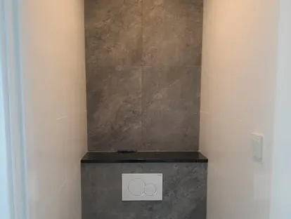 Afgewerkte badkamer na renovatie door KOZ BOUW BV in de regio Den Haag.