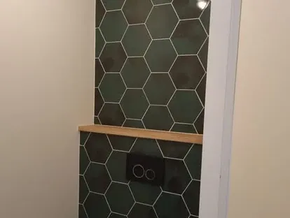 Maatwerk sanitair en tegelwerk in een gerenoveerde badkamer.