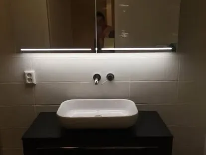 Maatwerk sanitair en tegelwerk in een gerenoveerde badkamer.