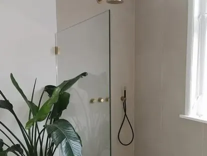 Maatwerk sanitair en tegelwerk in een gerenoveerde badkamer.