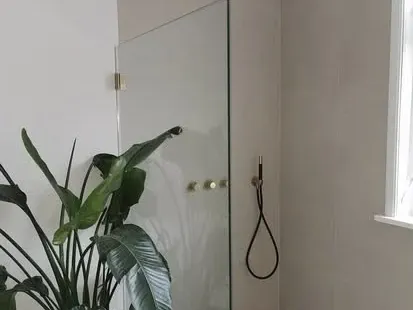 Maatwerk sanitair en tegelwerk in een gerenoveerde badkamer.