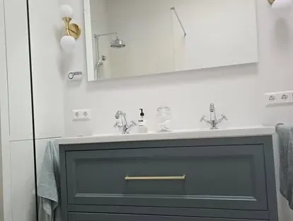 Afgewerkte badkamer na renovatie door KOZ BOUW BV in de regio Den Haag.