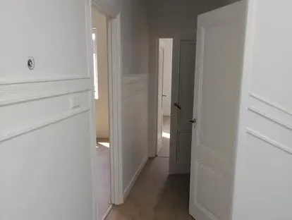 Badkamerrenovatie met zorgvuldig afgestemd sanitair, tegelwerk en verlichting.