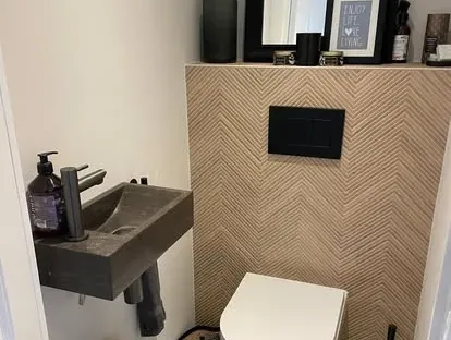 Badkamerrenovatie met zorgvuldig afgestemd sanitair, tegelwerk en verlichting.