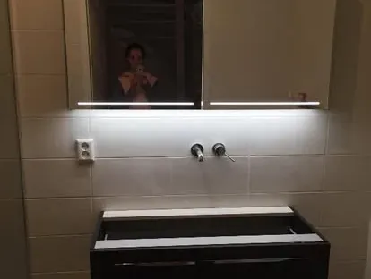 Afgewerkte badkamer na renovatie door KOZ BOUW BV in de regio Den Haag.