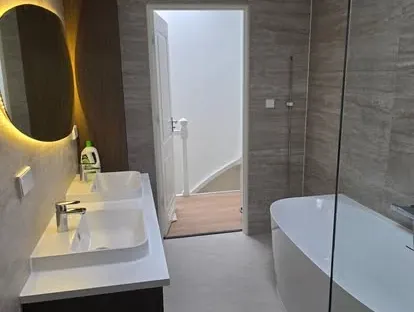 Afgewerkte badkamer na renovatie door KOZ BOUW BV in de regio Den Haag.