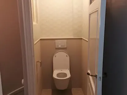 Badkamerrenovatie met zorgvuldig afgestemd sanitair, tegelwerk en verlichting.