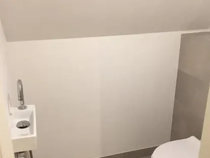 Maatwerk sanitair en tegelwerk in een gerenoveerde badkamer.