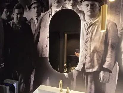 Maatwerk sanitair en tegelwerk in een gerenoveerde badkamer.