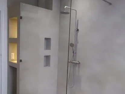 Maatwerk sanitair en tegelwerk in een gerenoveerde badkamer.