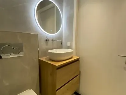 Afgewerkte badkamer na renovatie door KOZ BOUW BV in de regio Den Haag.