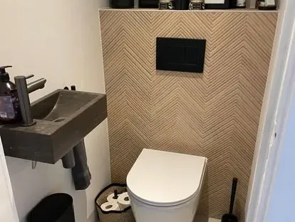 Maatwerk sanitair en tegelwerk in een gerenoveerde badkamer.